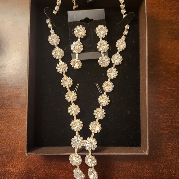 Ooh! Rhinestone Neckless and Earings Set - Picture 2 of 5